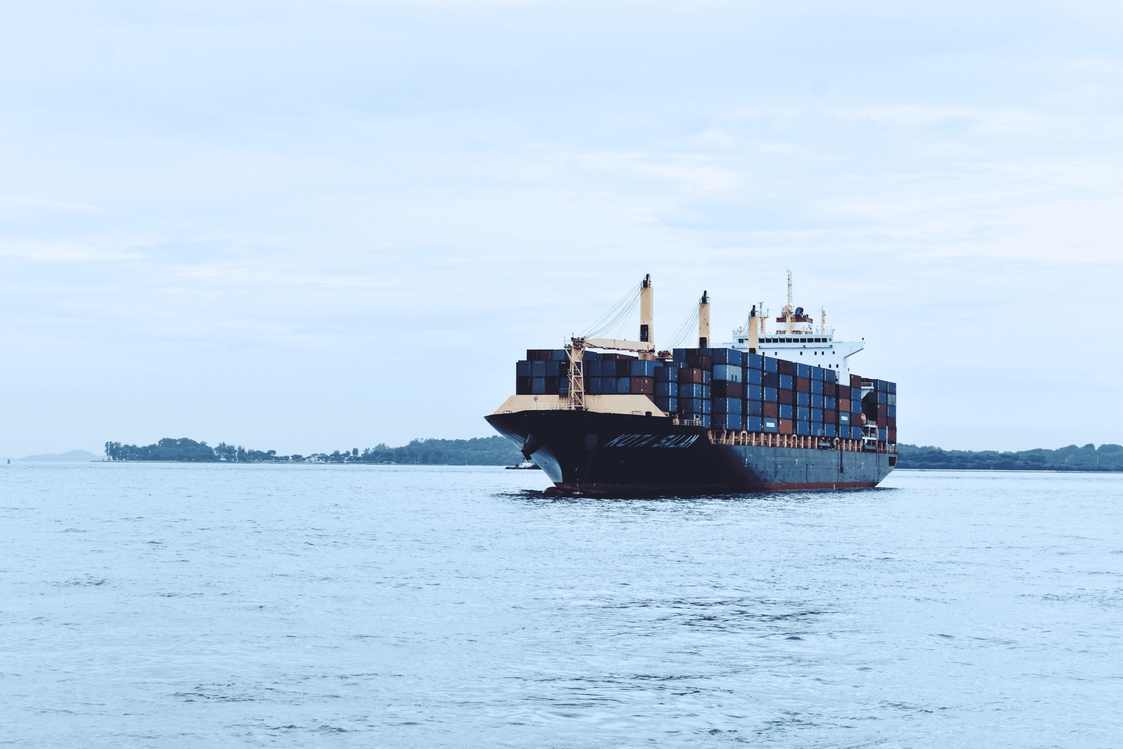 Buque portacontenedores cargado navegando en aguas abiertas